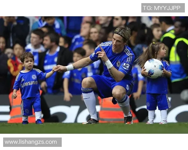 当足球球星展现可爱瞬间让赛场氛围充满童真与温暖