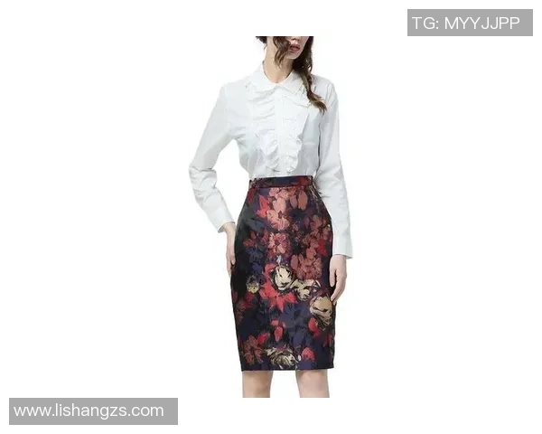 时尚运动风潮流足球球星印花女款T恤展现活力与个性魅力