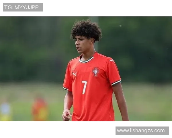 聚焦绿茵场模糊身影猜测神秘球星真容